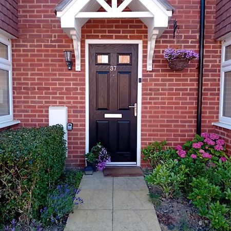 Beautiful En-Suite Room With Stairs Wokingham Exteriör bild