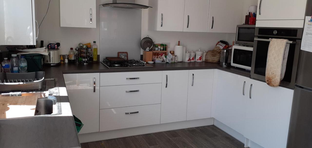 Beautiful En-Suite Room With Stairs Wokingham Exteriör bild